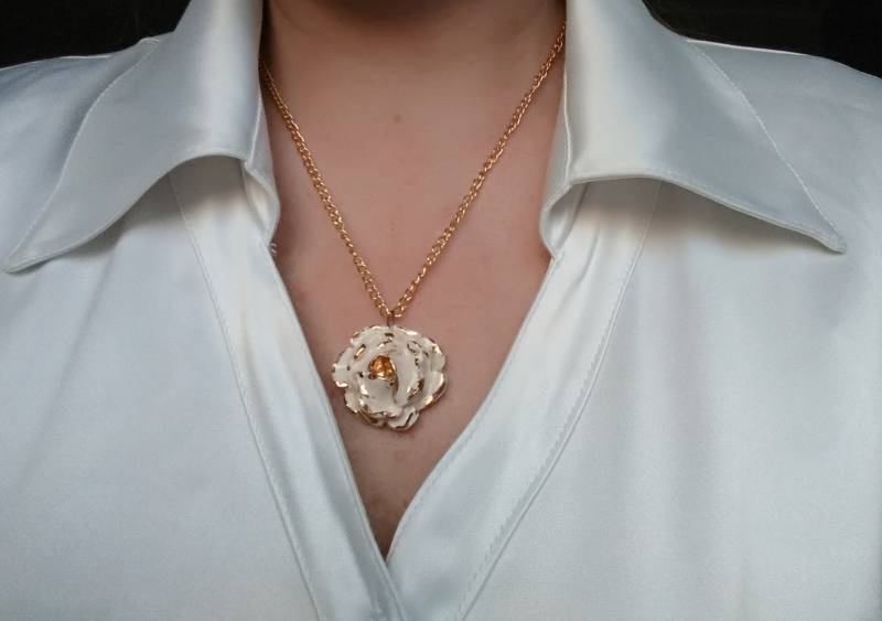 Blumenanhänger Weiße Keramik Mit Gold von GiftStudioCrafts