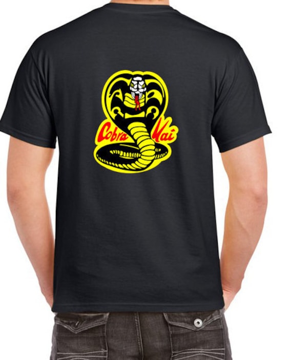 Cobra Kai Karate Kid Unisex Cool Front Und Rückseite Druck Retro T-Shirt Cobra Kai Karate Kid Unisex Cool Front Und Rückseite Druck Retro T-Shirt von GiftZoneDirect