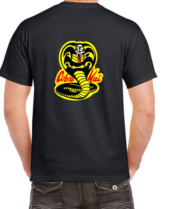 Cobra Kai Karate Kid Unisex Cool Front Und Rückseite Druck Retro T-Shirt Cobra Kai Karate Kid Unisex Cool Front Und Rückseite Druck Retro T-Shirt von GiftZoneDirect