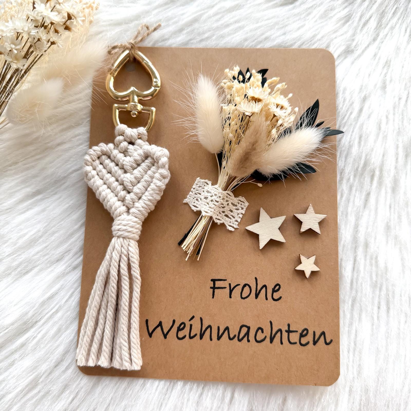Weihnachts Geschenkset, Handgemachter Makramee Schlüsselanhänger Und Karte Zu Weihnachten, Weinachtskarte Mit Blumen, Wichtelgeschenk von GiftboxSK