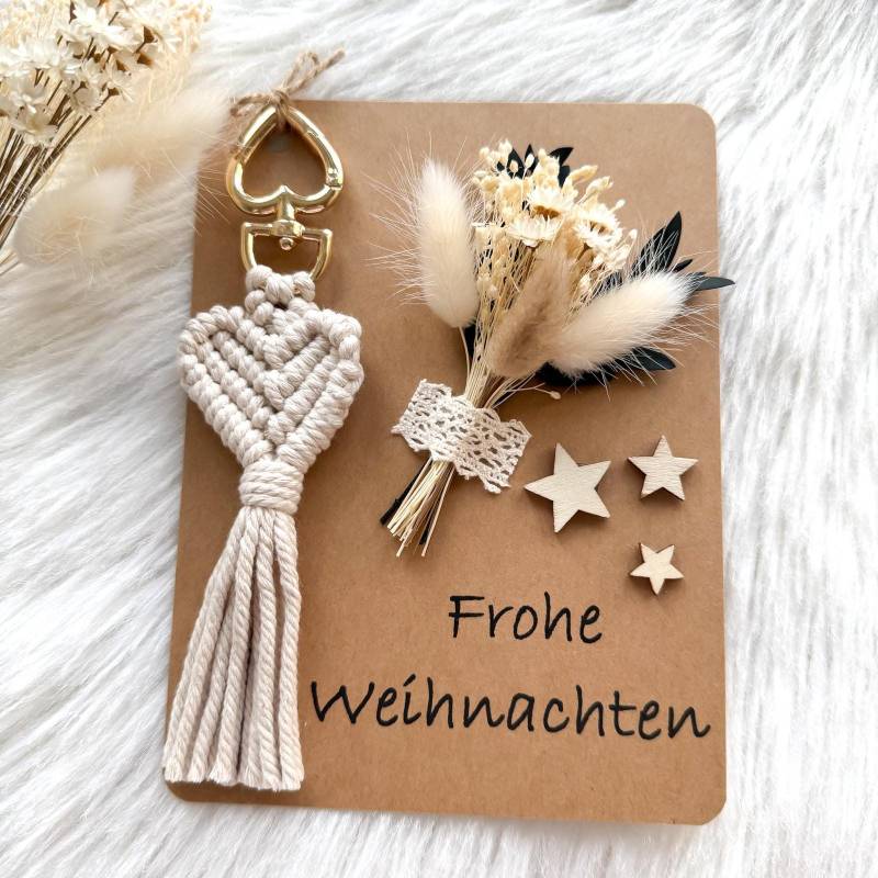 Weihnachts Geschenkset, Handgemachter Makramee Schlüsselanhänger Und Karte Zu Weihnachten, Weinachtskarte Mit Blumen, Wichtelgeschenk von GiftboxSK