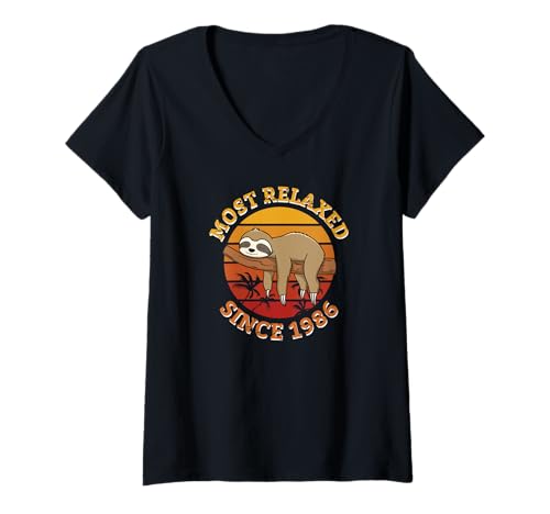 Damen Geburtstag Party Kuchen 1986 Faultier Relax Zoo Tier Palmen Chill T-Shirt mit V-Ausschnitt Damen Geburtstag Party Kuchen 1986 Faultier Relax Zoo Tier Palmen Chill T-Shirt mit V-Ausschnitt von Gifts for Birthday Lovers, Sloth Fans & Party Fans
