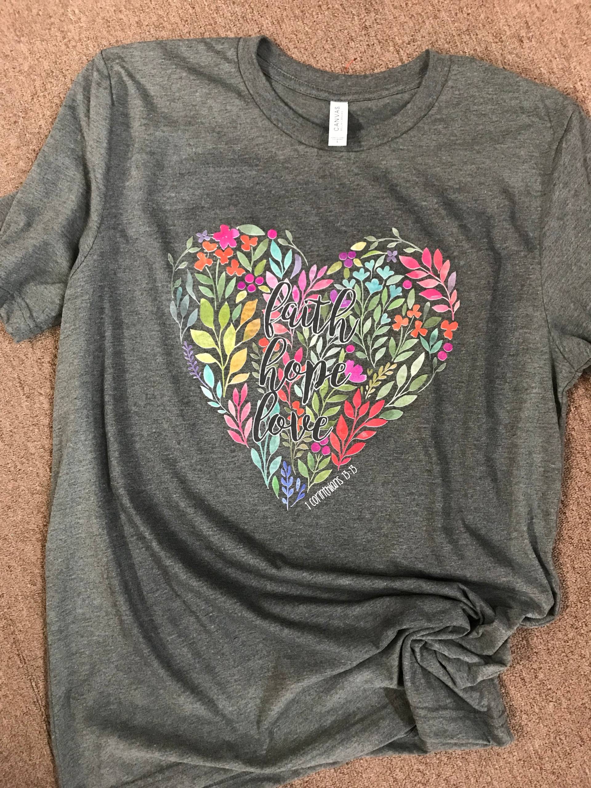 Floral Glaube, Hoffnung, Liebe Shir Floral Glaube, Hoffnung, Liebe Shir von GiftsAndGreeks
