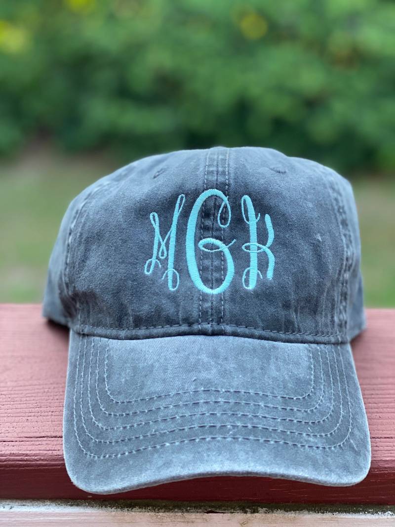 Monogrammierte Mützen Für Frauen | Verblasste Baseballmütze Brautjungfern Geschenke Personalisierte Mütze Baumwollmütze Mädchen Wochenende Monogrammierte Mützen Für Frauen | Verblasste Baseballmütze Brautjungfern Geschenke Personalisierte Mütze Baumwollmütze Mädchen Wochenende von GiftsByGraceRVA