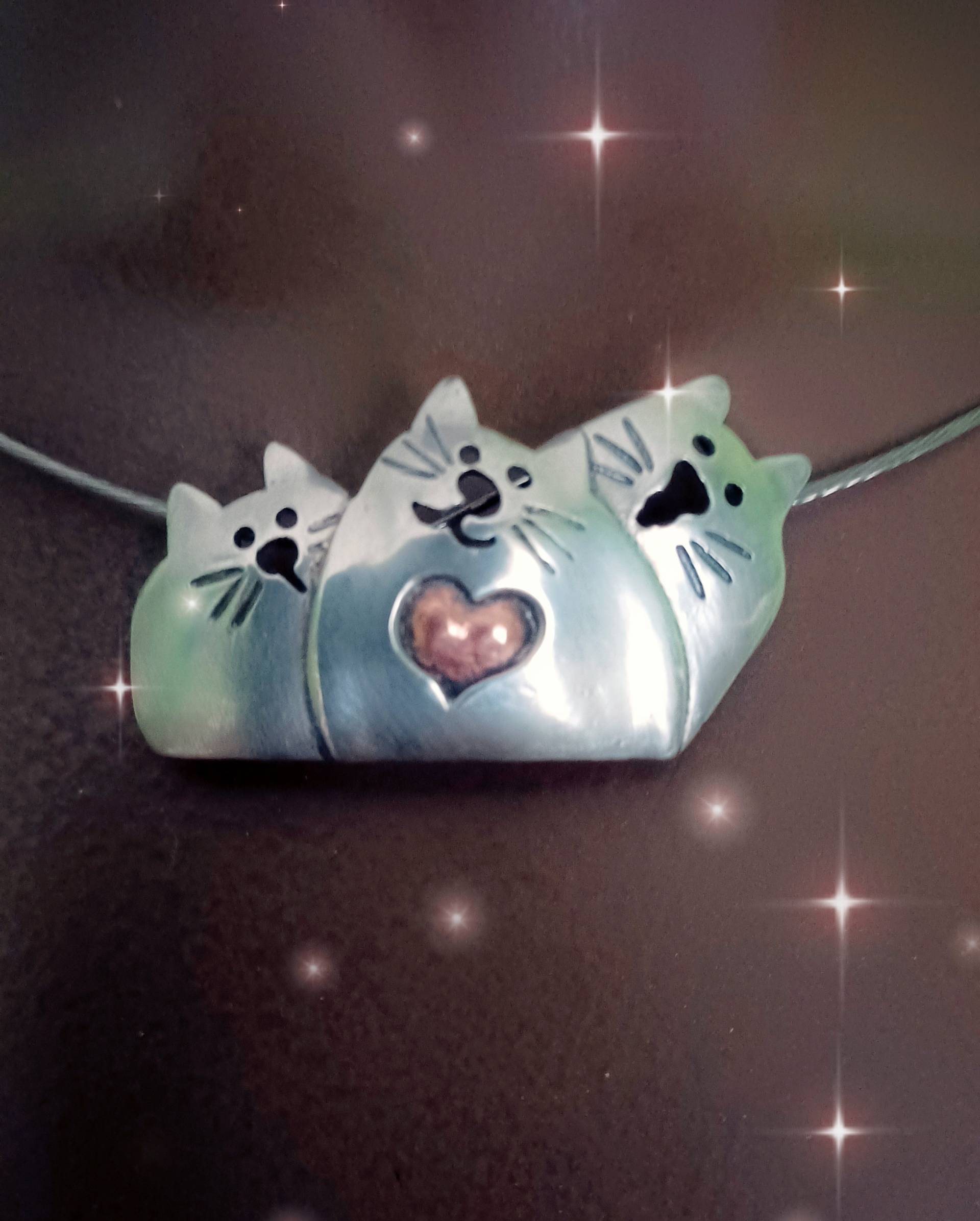Brosche Und Anhänger Mit Drei Kätzchen, 3 Katzen Aus Massivem 925Er Sterlingsilber Herz Recyceltem Kupfer, Handgefertigter Schmuck, Geschenk Für Brosche Und Anhänger Mit Drei Kätzchen, 3 Katzen Aus Massivem 925Er Sterlingsilber Herz Recyceltem Kupfer, Handgefertigter Schmuck, Geschenk Für von GiftsJewelryHandmade