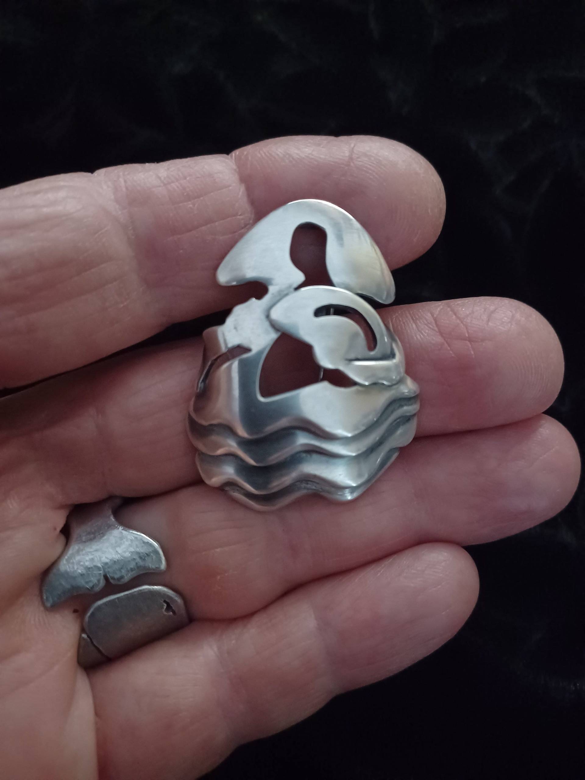 Meninas De Canido, Handgefertigter Schmuck, Art Deco Menina Aus Massivem 925Er Sterlingsilber, Geschenk Der Königinmutter, Original Meninas De Canido, Handgefertigter Schmuck, Art Deco Menina Aus Massivem 925Er Sterlingsilber, Geschenk Der Königinmutter, Original von GiftsJewelryHandmade