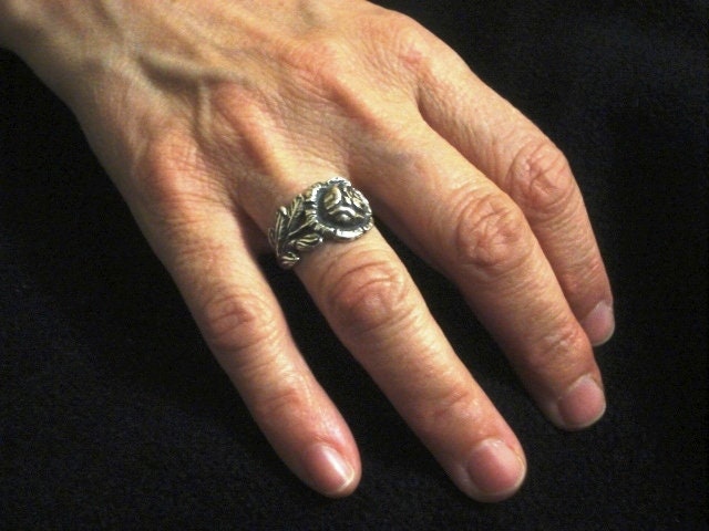 Vintage Rose Ring, Geschenk Für Rosen, Verstellbarer Ring Massivem Sterling Silber, Individuell Gefertigter Ehering Mit Recyceltem Deckel von GiftsJewelryHandmade