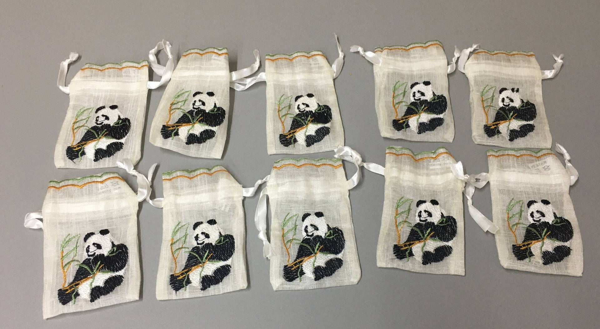 10 Neue Panda Bestickt Weiß Organza Semi Sheer Kordelzug Band Pull Hochzeit Gastgeschenk Taschen Zp31 von GiftsScotland
