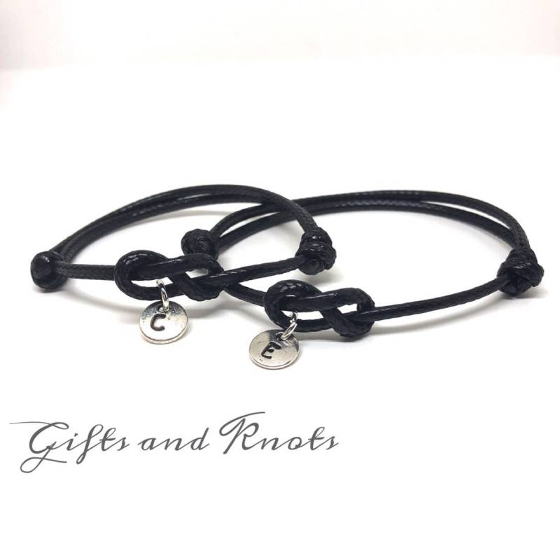 Infinity Knot Paar Armbänder Initial Anhänger, Gewachste Schnur - His & Hers von GiftsandKnots