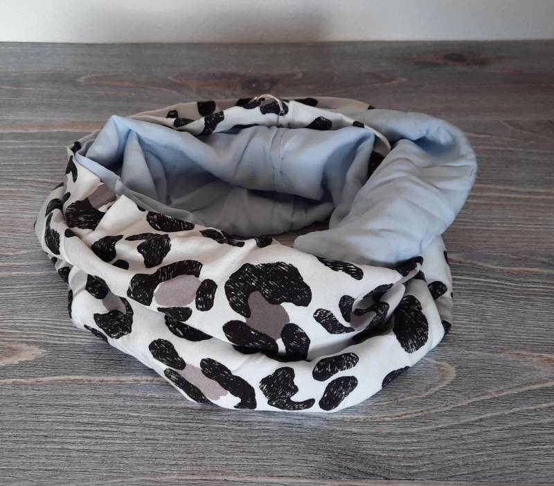 Leichter Loop/Loopschal Aus Leichtem Viskosestoff Hellblau Und Leopardenmuster von GiftsbyFarbenspiel