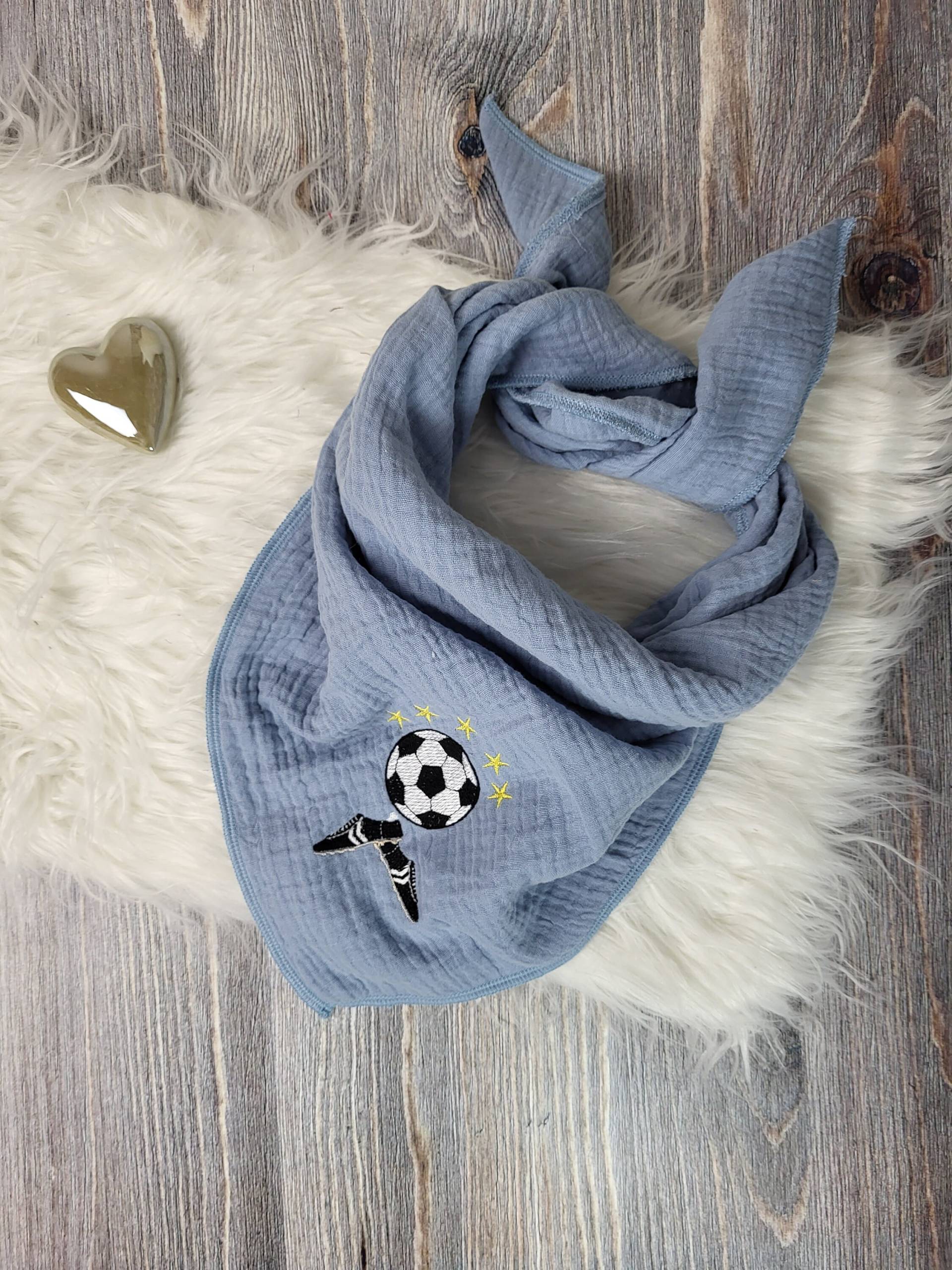 Musselintuch Für Jungen in Rauchblau Mit Fußball Bestickt. Auch Personalisierbar von GiftsbyFarbenspiel
