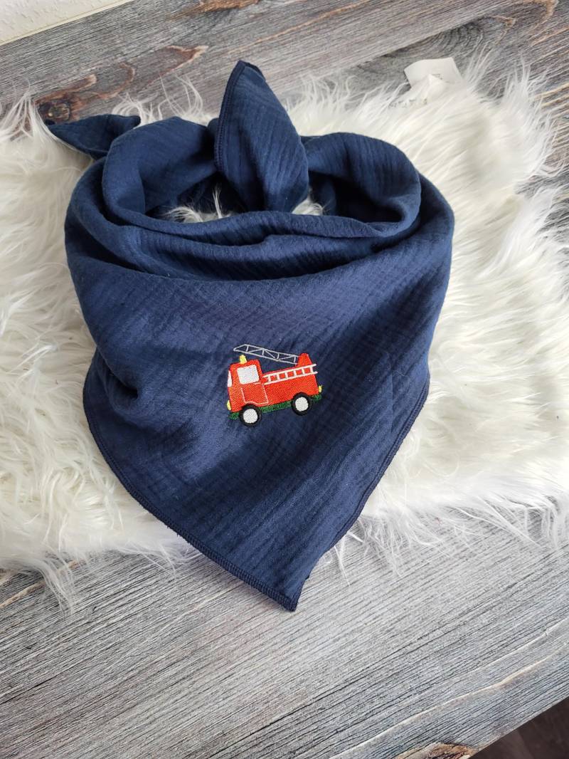 Musselintuch Für Jungs in Blau Mit Feuerwehrauto Bestickt. Auch Personalisierbar von GiftsbyFarbenspiel