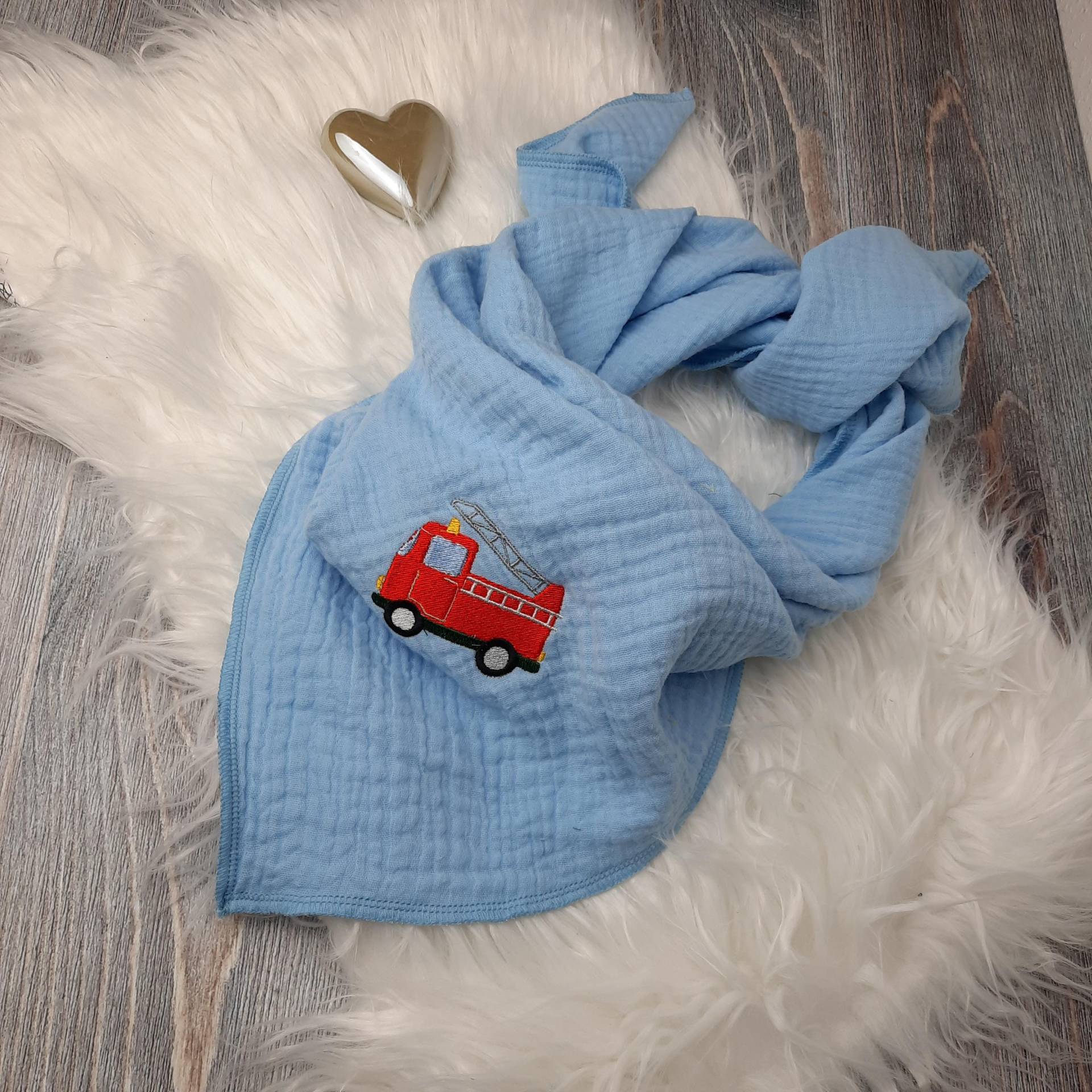 Musselintuch Für Jungs in Hellblau Mit Feuerwehrauto Bestickt. Auch Personalisierbar von GiftsbyFarbenspiel