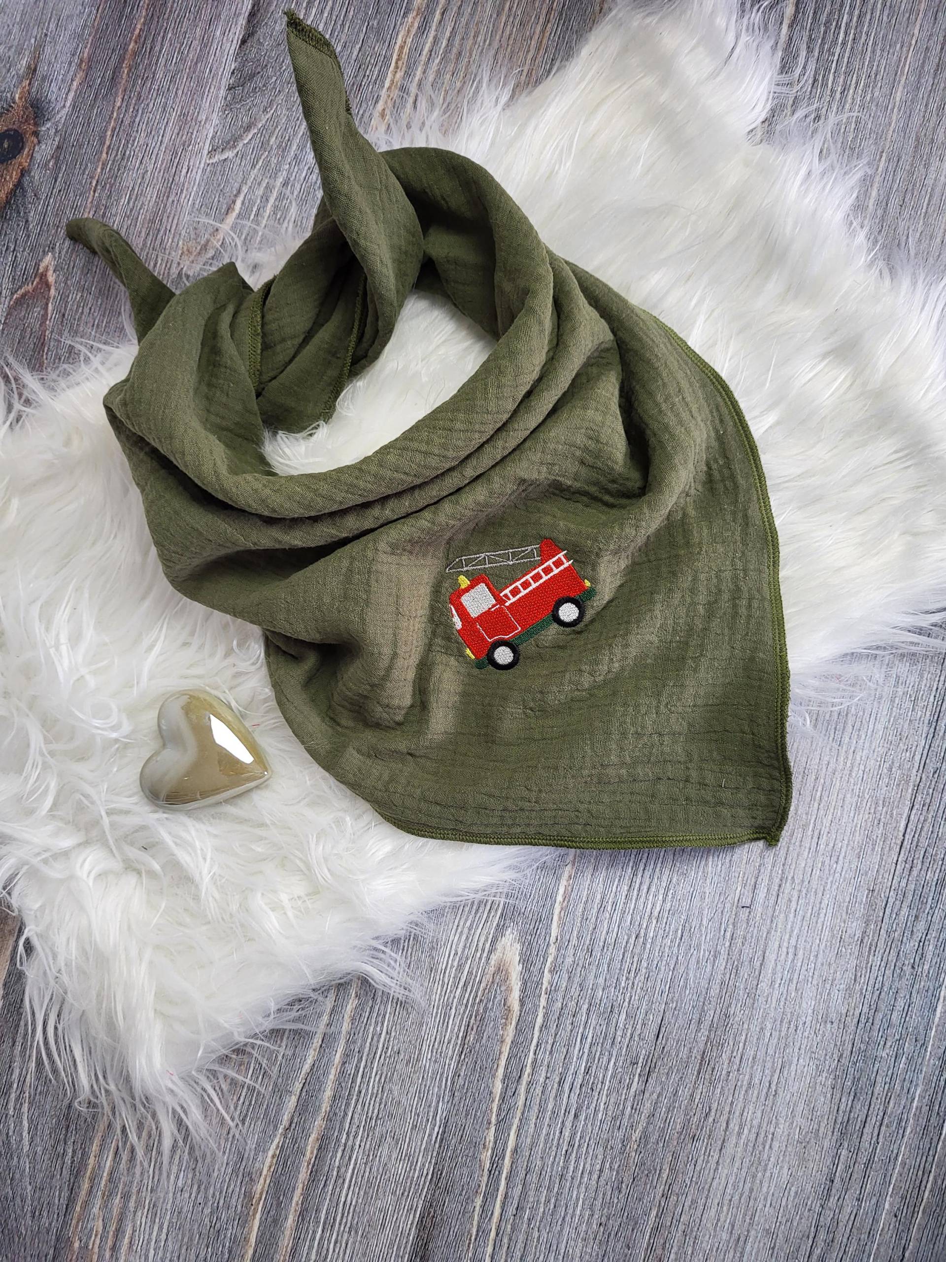 Musselintuch Für Jungs in Oliv Mit Feuerwehrauto Bestickt. Auch Personalisierbar von GiftsbyFarbenspiel