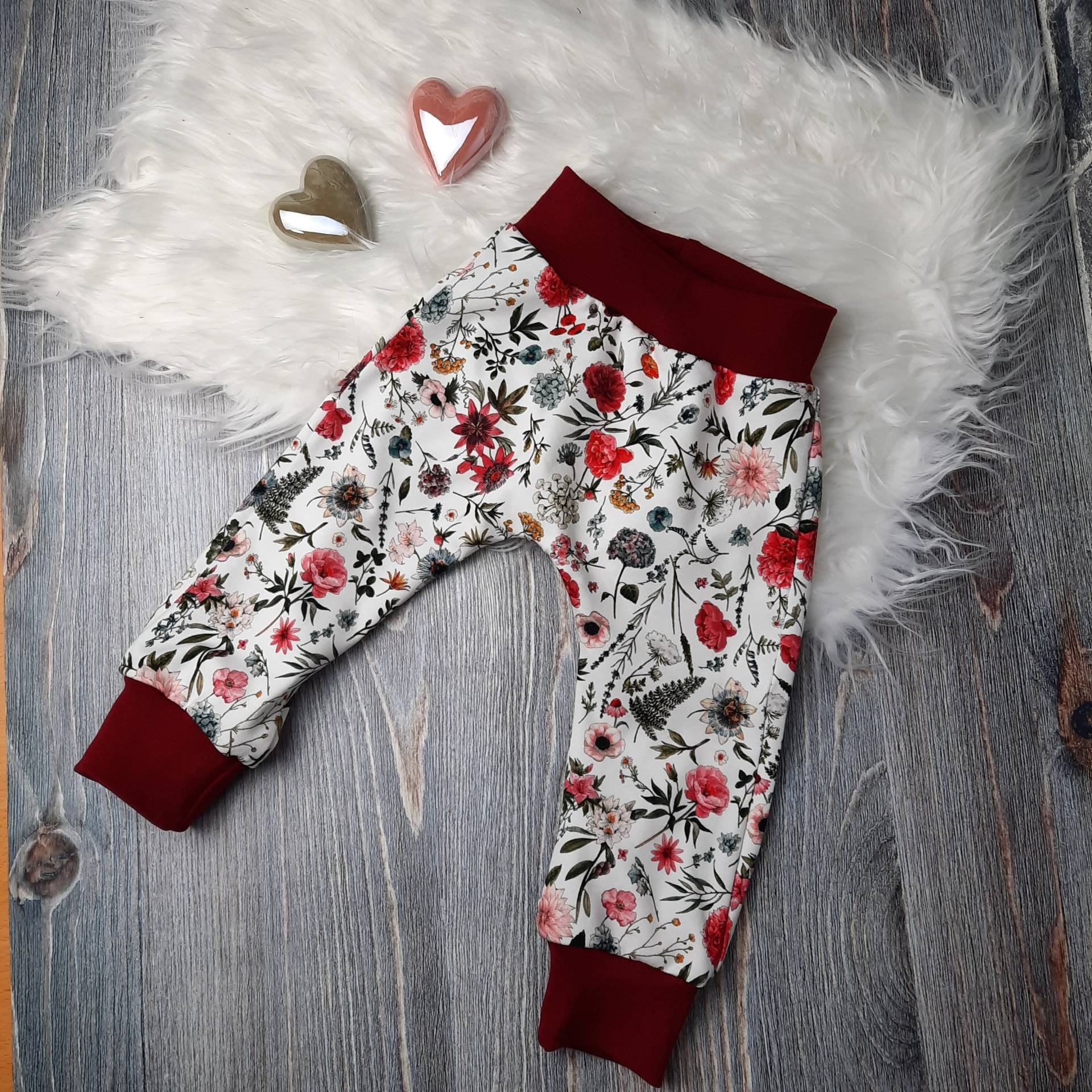 Pumphose, Babyhose, Babyset, Beanie, Tuch Mit Blütenmotiven von GiftsbyFarbenspiel