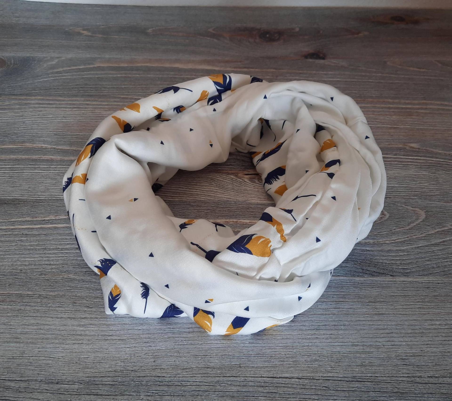 Sommerlicher Loop/Loopschal Aus Leichtem Viskosestoff Cremfarben Mit Blauen Und Gelben Federn von GiftsbyFarbenspiel