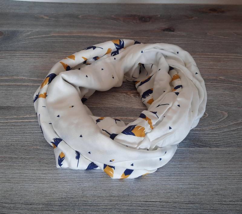 Sommerlicher Loop/Loopschal Aus Leichtem Viskosestoff Cremfarben Mit Blauen Und Gelben Federn von GiftsbyFarbenspiel