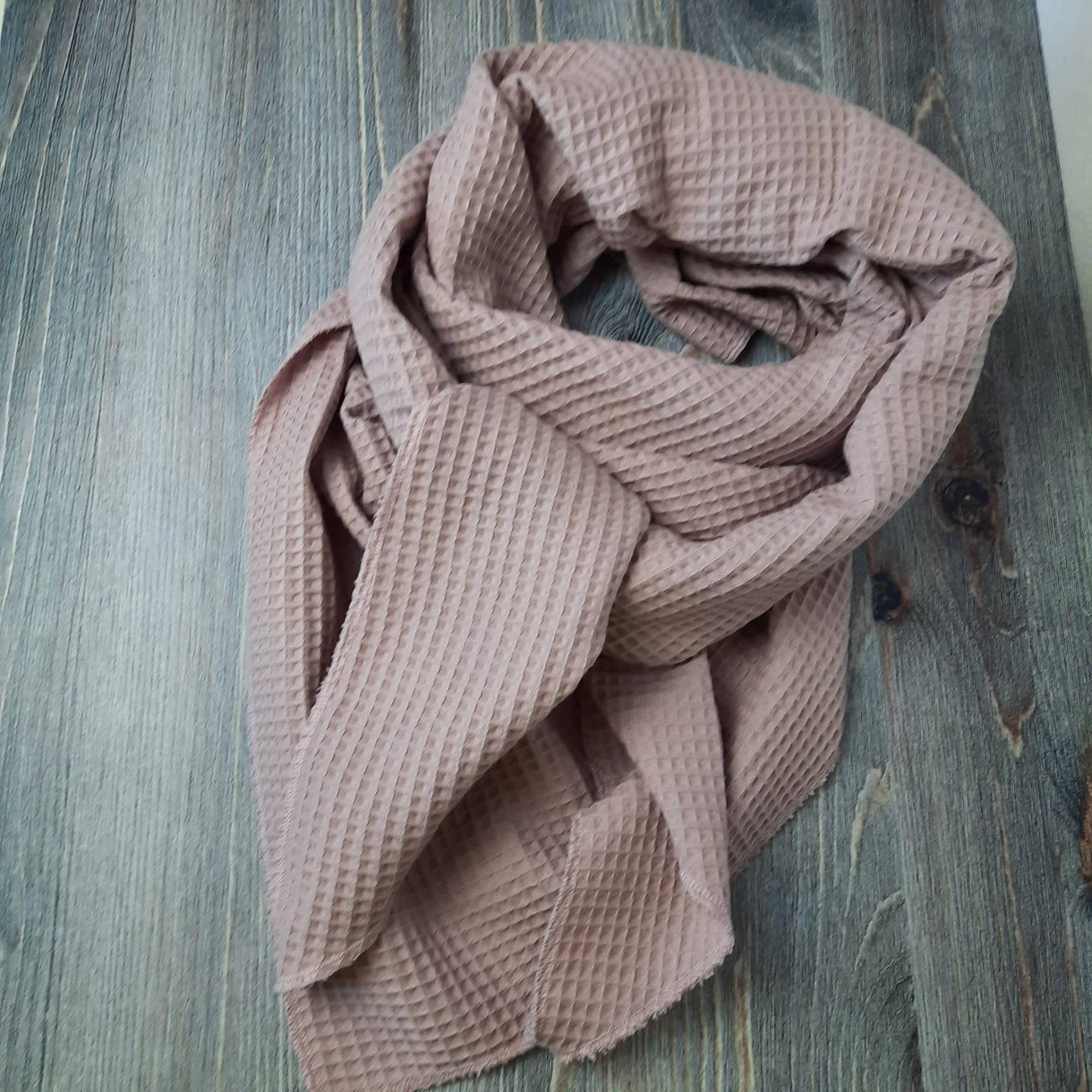 xxl Dreieckstuch Aus Waffelpique in Altrosa Der Neue Modetrend 2025, Superleicht Und Kuschelig von GiftsbyFarbenspiel