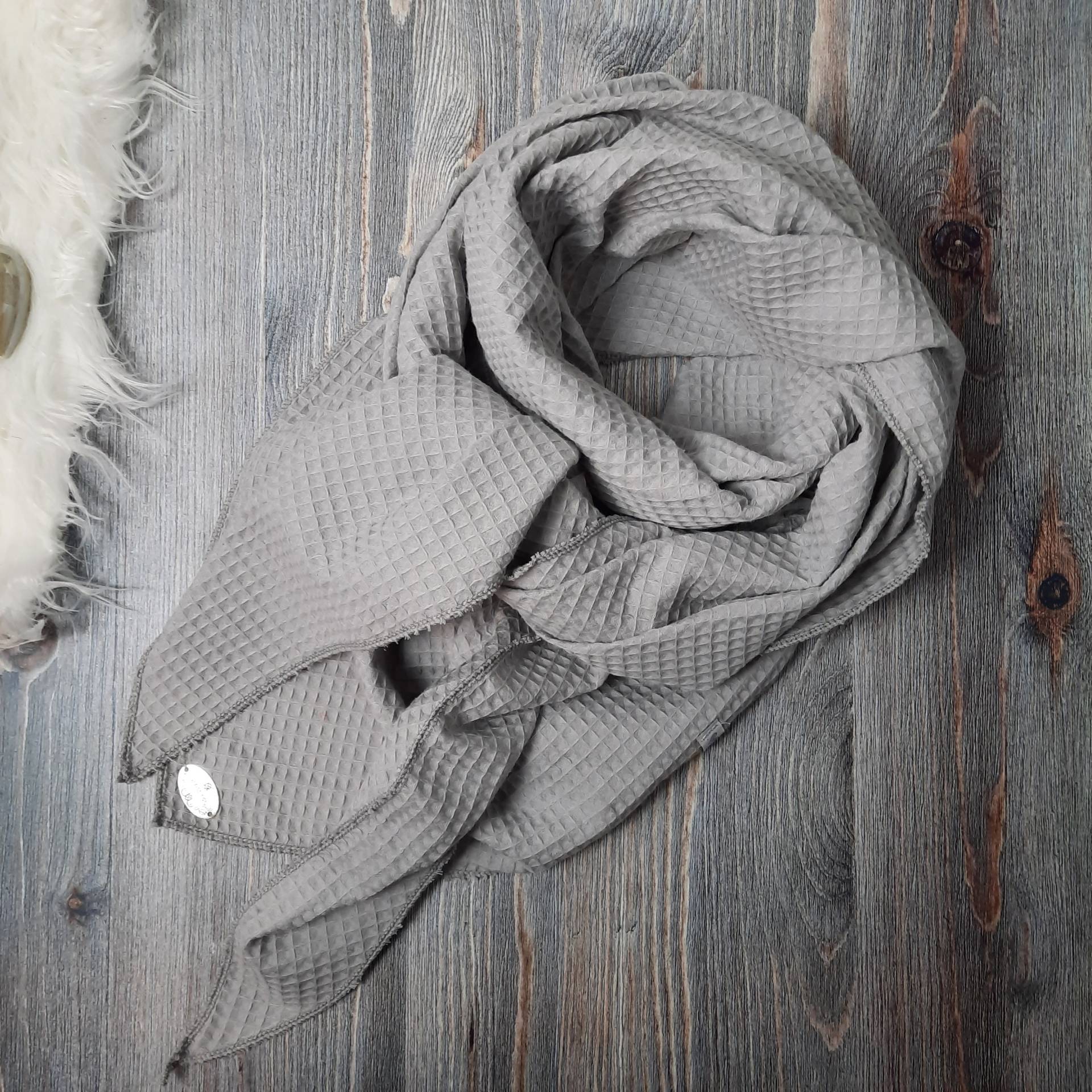 xxl Dreieckstuch Aus Waffelpique in Hellgrau, Der Neue Modetrend 2023, Superleicht Und Kuschelig von GiftsbyFarbenspiel