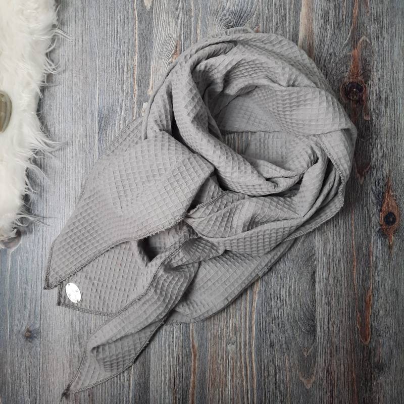 xxl Dreieckstuch Aus Waffelpique in Hellgrau, Der Neue Modetrend 2023, Superleicht Und Kuschelig von GiftsbyFarbenspiel