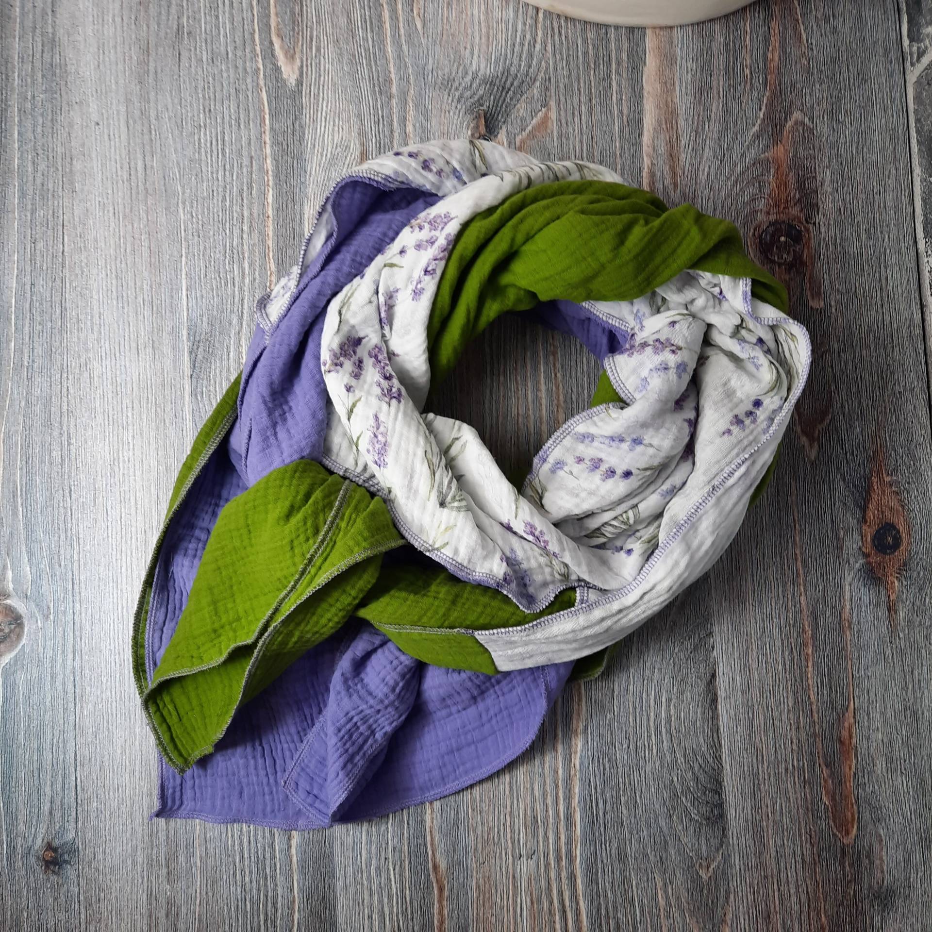 xxl Musselintuch 3 Farbig in Lila, Grün Mit Lavendelmuster von GiftsbyFarbenspiel