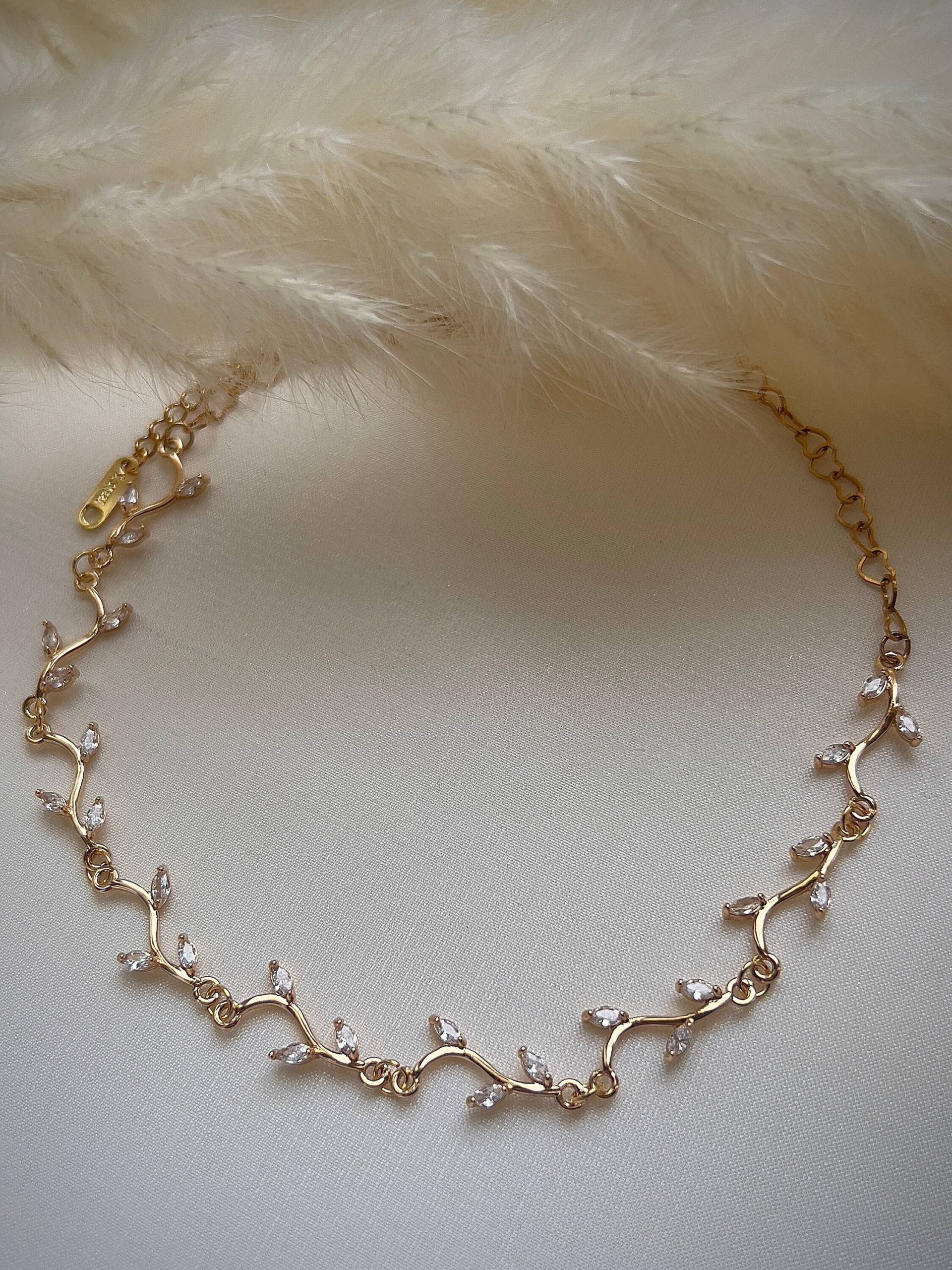 Zarte Weiße Halskette Mit Blättern, Schlichte Königliche Coquette Brauthalskette, Gold-Feecore-Blumenhalskette, Alter Geldschmuck Aus Regentschaft Zarte Weiße Halskette Mit Blättern, Schlichte Königliche Coquette Brauthalskette, Gold-Feecore-Blumenhalskette, Alter Geldschmuck Aus Regentschaft von GiftsbyIngs