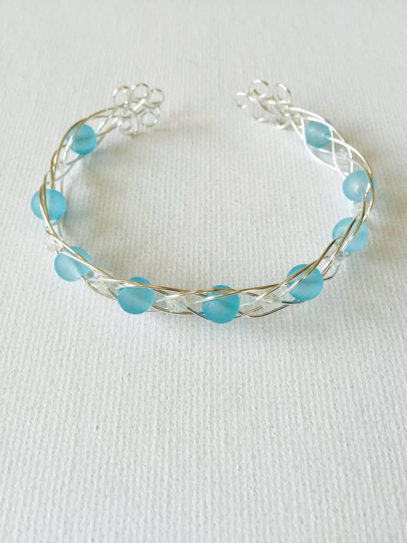 Blau Seeglas Und Kristall Silber Draht Armreif Blau Seeglas Und Kristall Silber Draht Armreif von GiftsbyKarenM