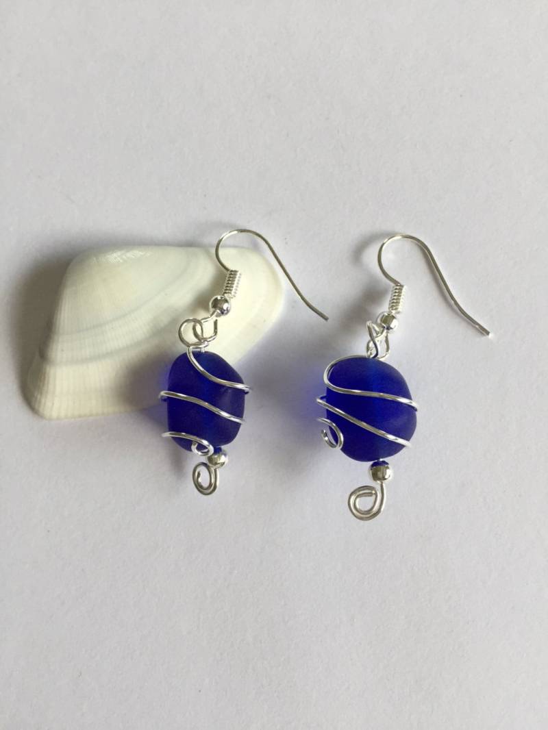 Blaue Seeglas Silberdraht Gewickelte Ohrringe Mit Sterling Silber Perlen von GiftsbyKarenM