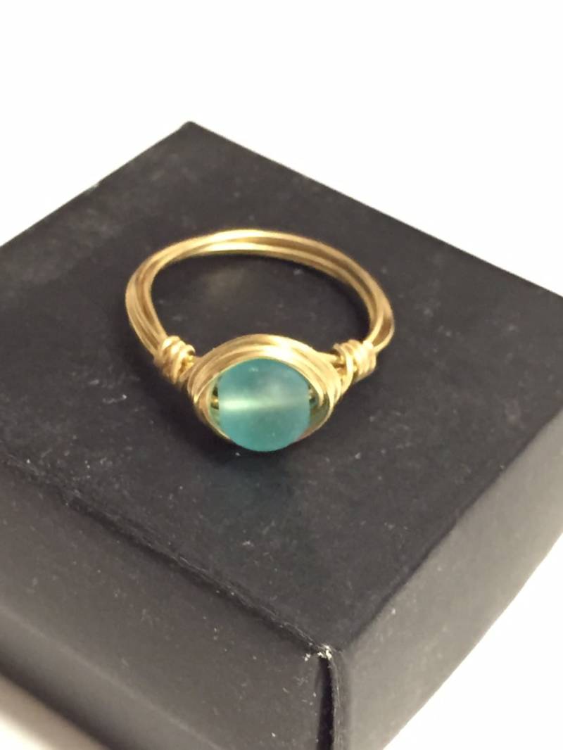 Blauer Seeglas Golddraht Gewickelt Solitär Ring Blauer Seeglas Golddraht Gewickelt Solitär Ring von GiftsbyKarenM
