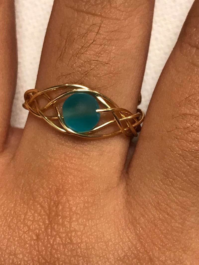 Blau Sea Glass Gold Gewebter Draht-Ring Verstellbar Blau Sea Glass Gold Gewebter Draht-Ring Verstellbar von GiftsbyKarenM