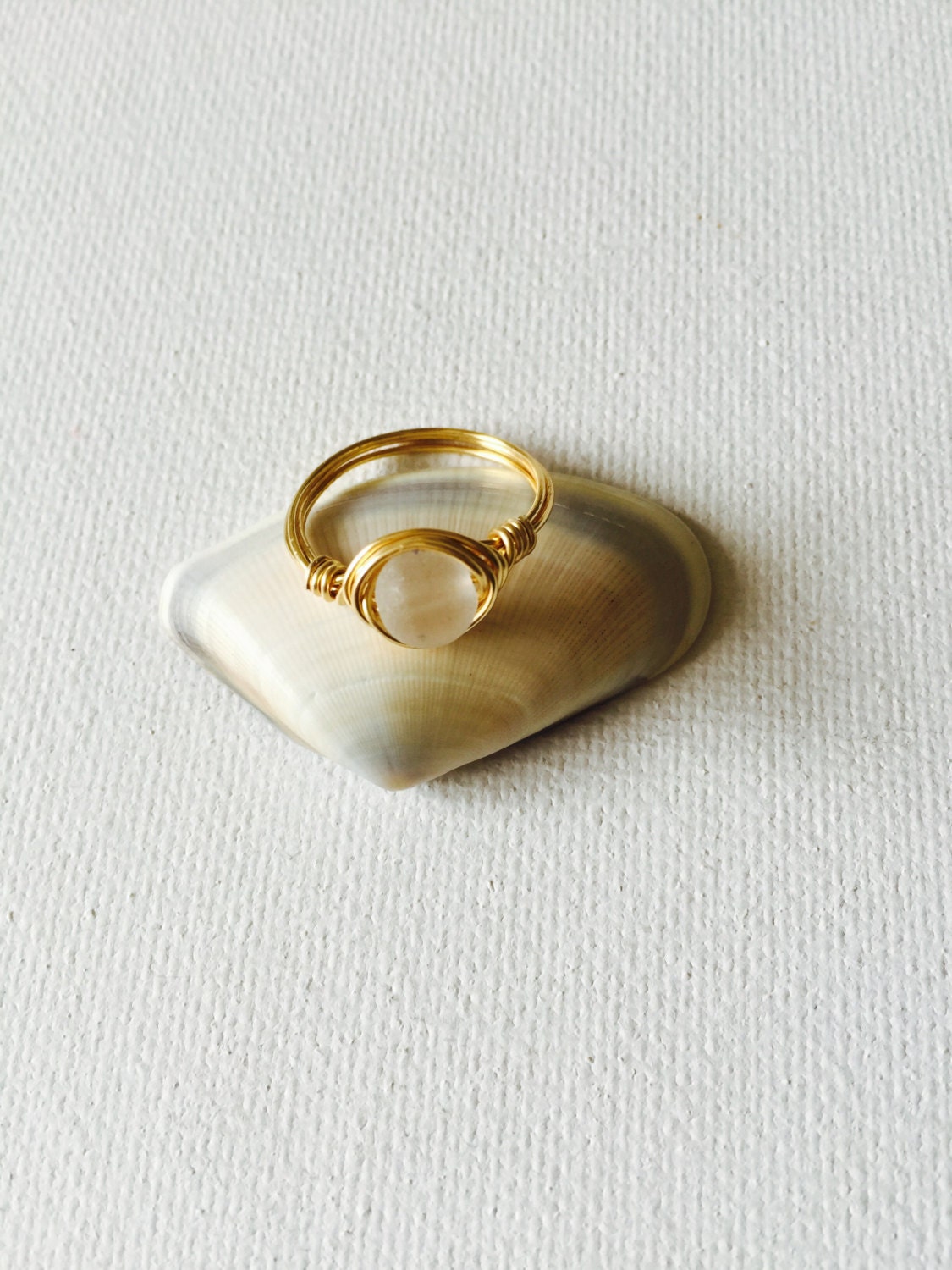 Draht Gewickelt Ring Mit Weißem Seeglas Gold Oder Silber Draht Gewickelt Ring Mit Weißem Seeglas Gold Oder Silber von GiftsbyKarenM