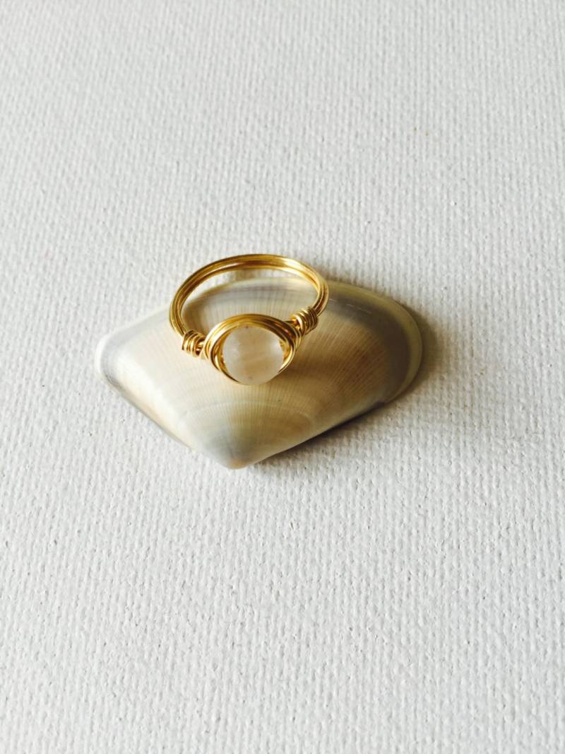 Draht Gewickelt Ring Mit Weißem Seeglas Gold Oder Silber Draht Gewickelt Ring Mit Weißem Seeglas Gold Oder Silber von GiftsbyKarenM
