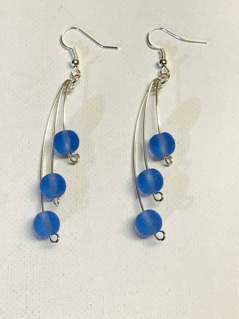 Dreifache Blaue Seeglas Silber Draht Ohrringe Dreifache Blaue Seeglas Silber Draht Ohrringe von GiftsbyKarenM