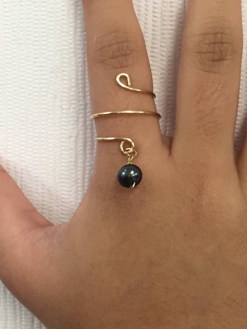 Gold Einstellbar Drahtring Mit Schwarzer Süßwasser Perle Gold Einstellbar Drahtring Mit Schwarzer Süßwasser Perle von GiftsbyKarenM