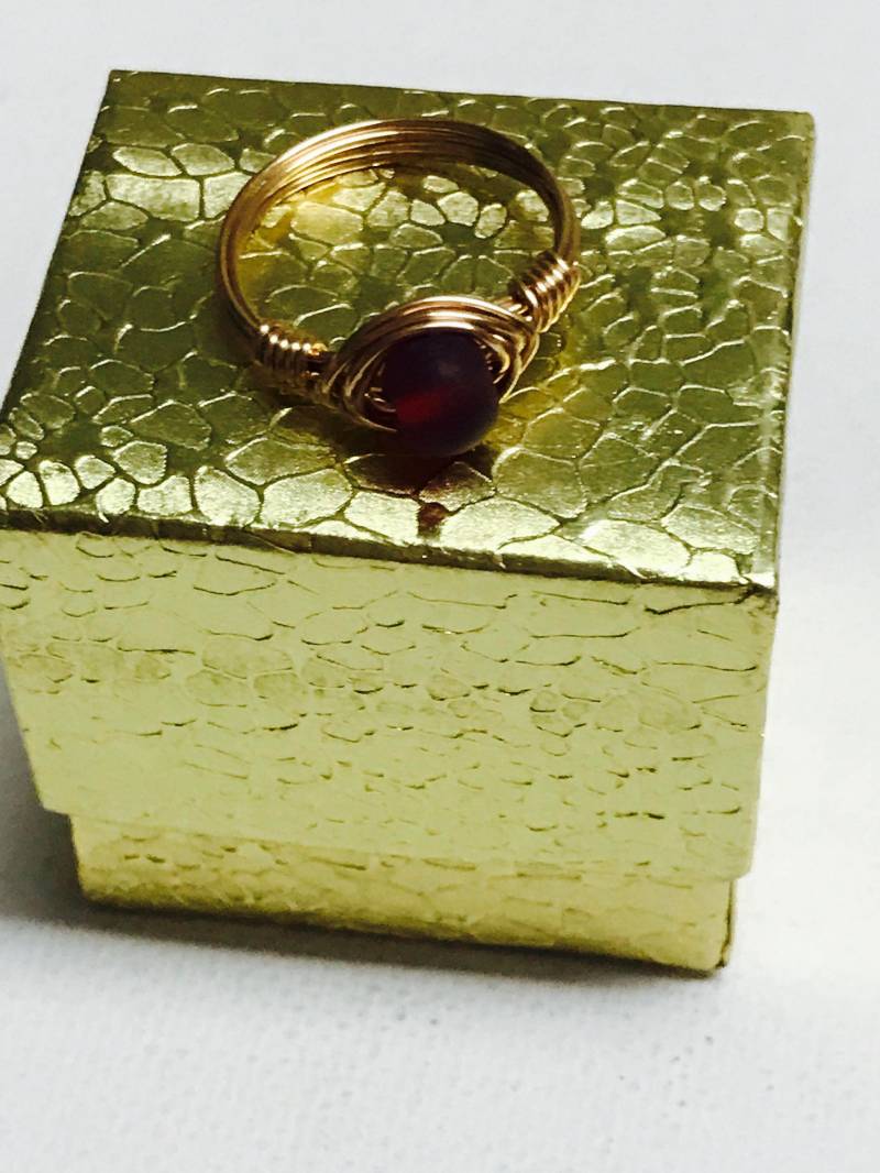 Granat Rot Seeglas Gold Draht Gewickelt Ring Granat Rot Seeglas Gold Draht Gewickelt Ring von GiftsbyKarenM