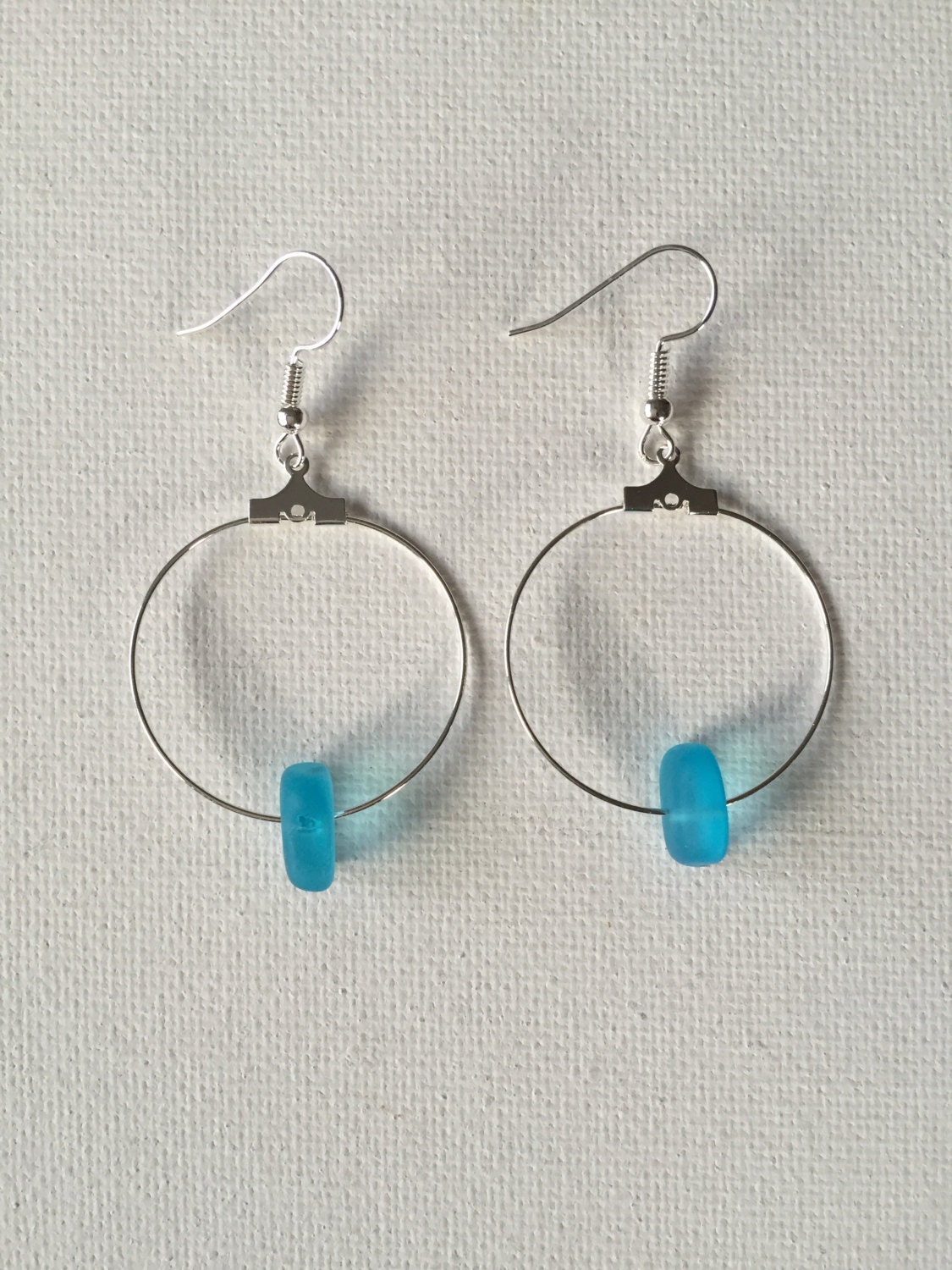 Hawaii Blue Sea Glass 1, 12 Zoll Silber Hoop Ohrringe Hawaii Blue Sea Glass 1, 12 Zoll Silber Hoop Ohrringe von GiftsbyKarenM