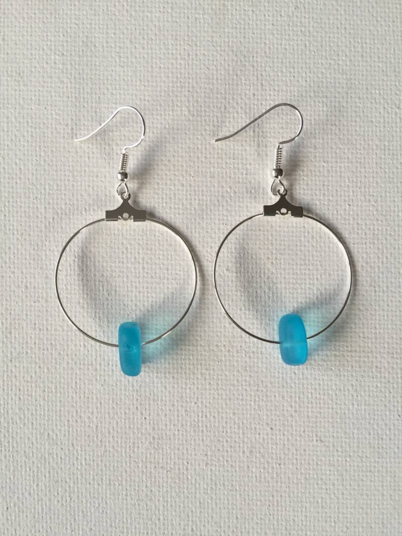 Hawaii Blue Sea Glass 1, 12 Zoll Silber Hoop Ohrringe Hawaii Blue Sea Glass 1, 12 Zoll Silber Hoop Ohrringe von GiftsbyKarenM