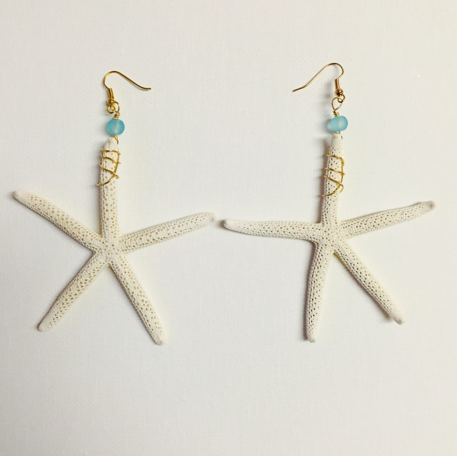 Hawaii Echte Seestern Golddraht Gewickelt Baumelnde Ohrringe Mit Blau Seeglas Hawaii Echte Seestern Golddraht Gewickelt Baumelnde Ohrringe Mit Blau Seeglas von GiftsbyKarenM