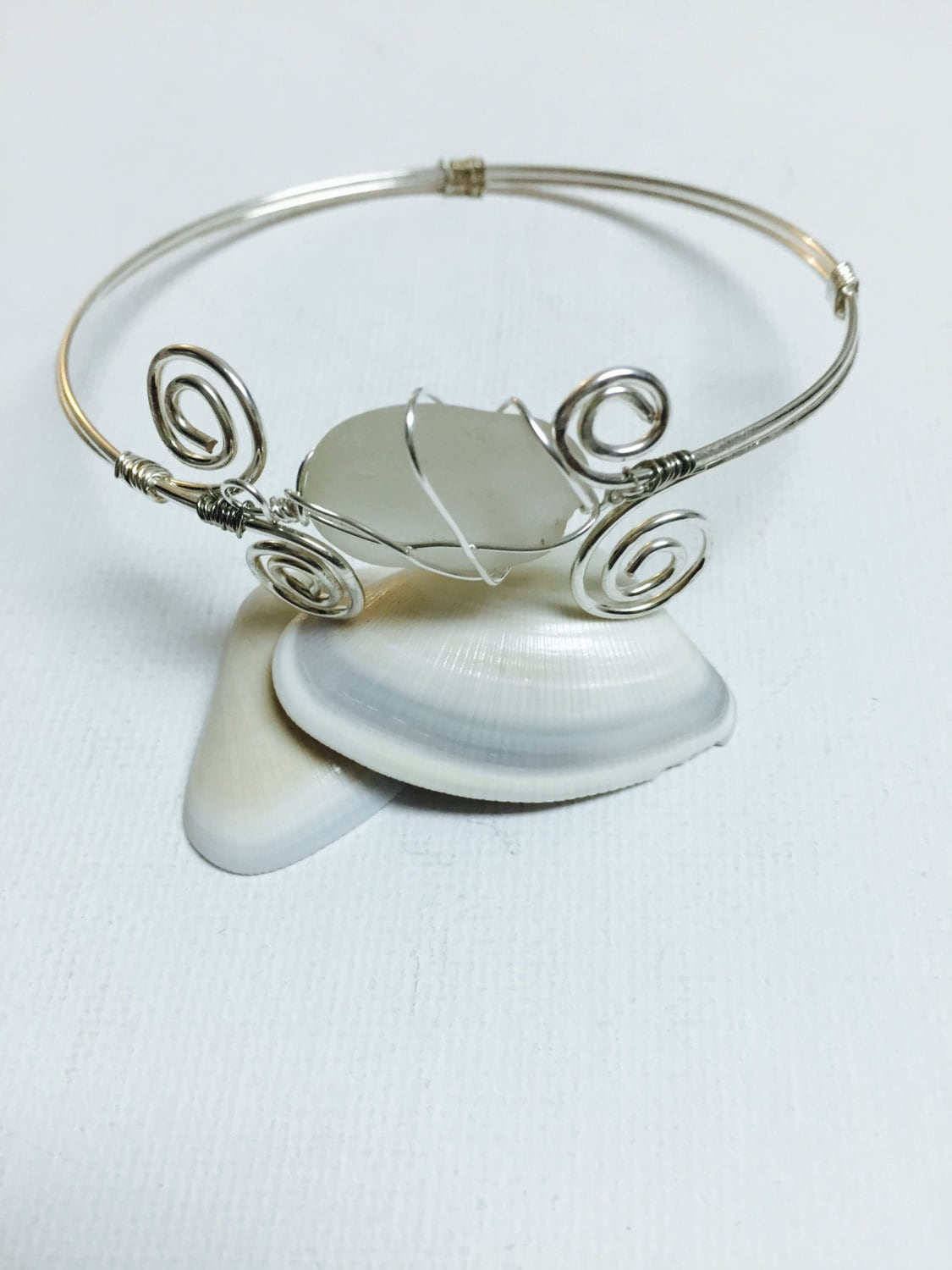 Hawaiian Weiß Sea Glas Silberdraht Gewickelt Armreif Armband Hawaiian Weiß Sea Glas Silberdraht Gewickelt Armreif Armband von GiftsbyKarenM