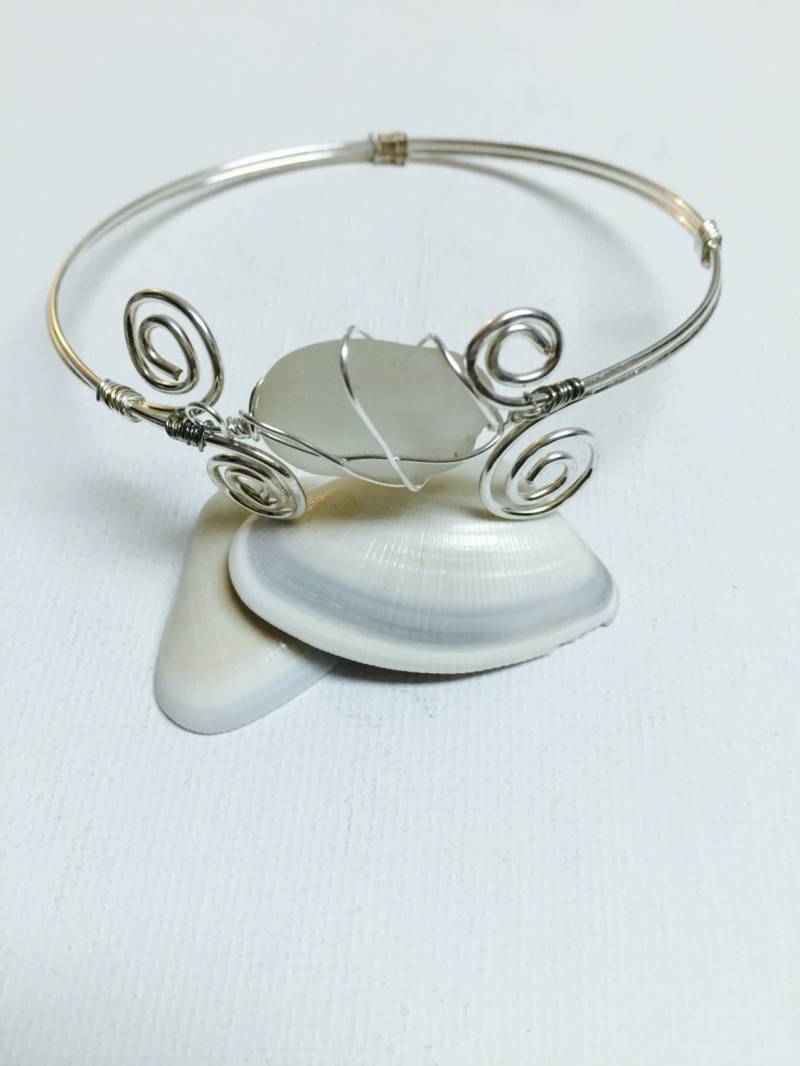 Hawaiian Weiß Sea Glas Silberdraht Gewickelt Armreif Armband Hawaiian Weiß Sea Glas Silberdraht Gewickelt Armreif Armband von GiftsbyKarenM