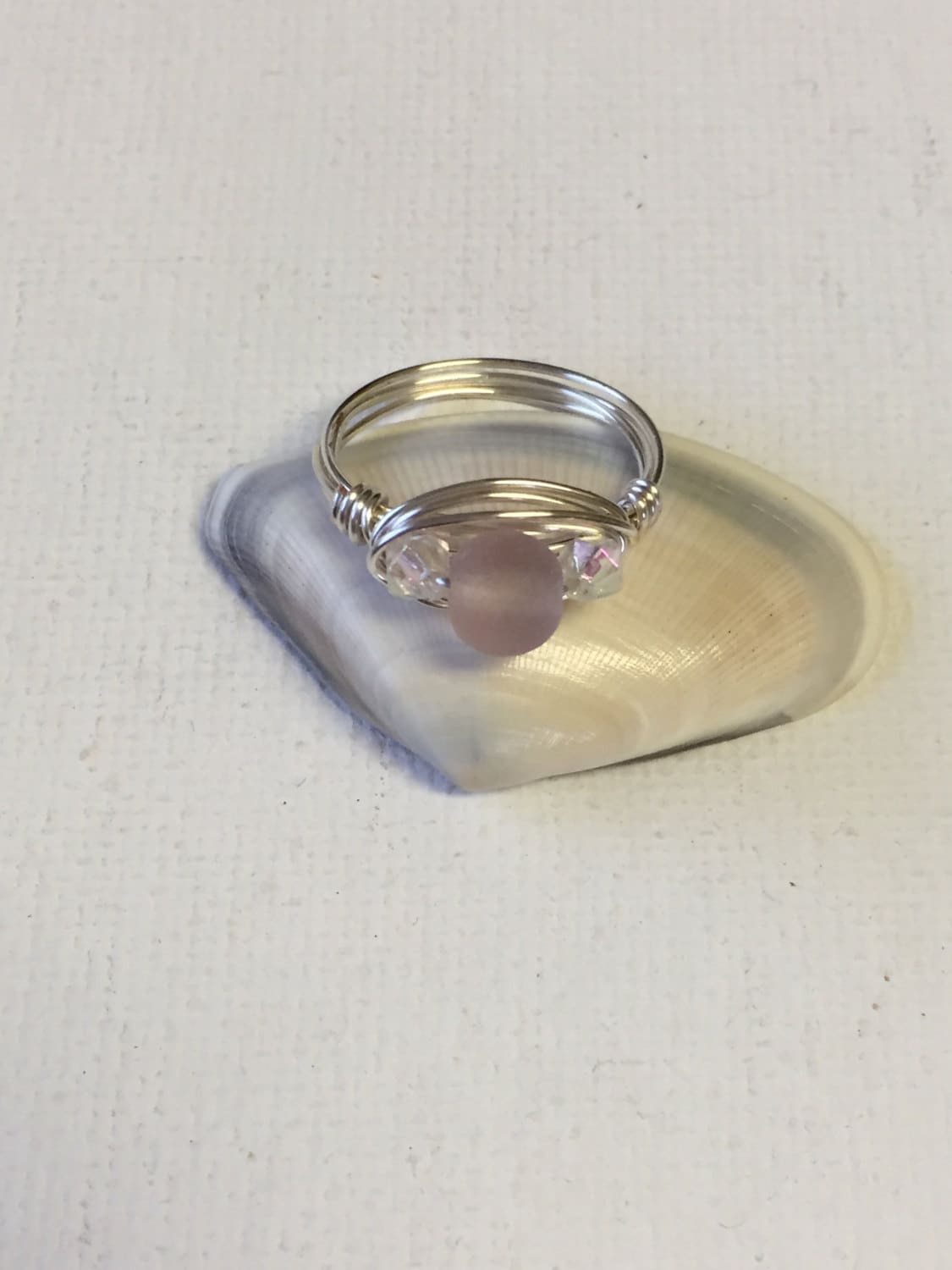 Rosa Seeglas Mit Glaskristall Perle Silber Draht Gewickelt Ring Rosa Seeglas Mit Glaskristall Perle Silber Draht Gewickelt Ring von GiftsbyKarenM