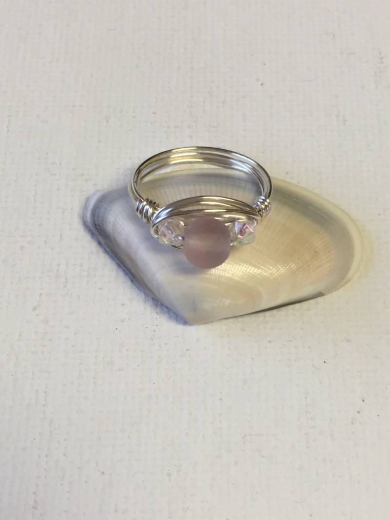 Rosa Seeglas Mit Glaskristall Perle Silber Draht Gewickelt Ring Rosa Seeglas Mit Glaskristall Perle Silber Draht Gewickelt Ring von GiftsbyKarenM