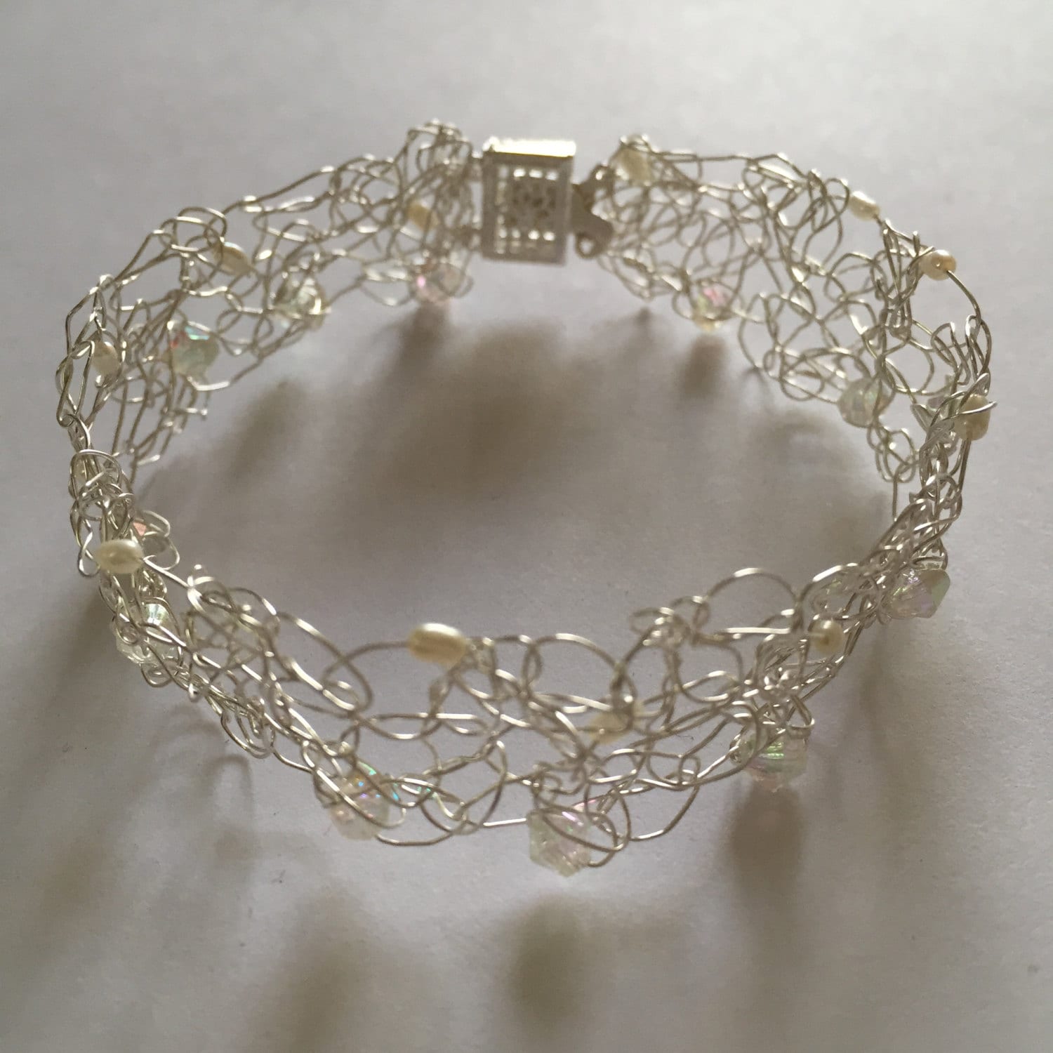 Süßwasser Perle & Kristall Draht Gehäkelte Armband Süßwasser Perle & Kristall Draht Gehäkelte Armband von GiftsbyKarenM