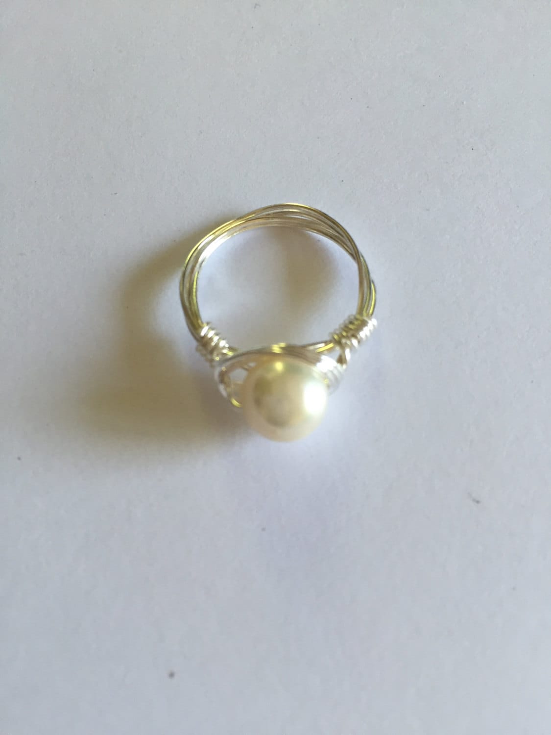 Weiße Süßwasser-Zuchtperlen Solitär Wire Wrapped Ring Weiße Süßwasser-Zuchtperlen Solitär Wire Wrapped Ring von GiftsbyKarenM