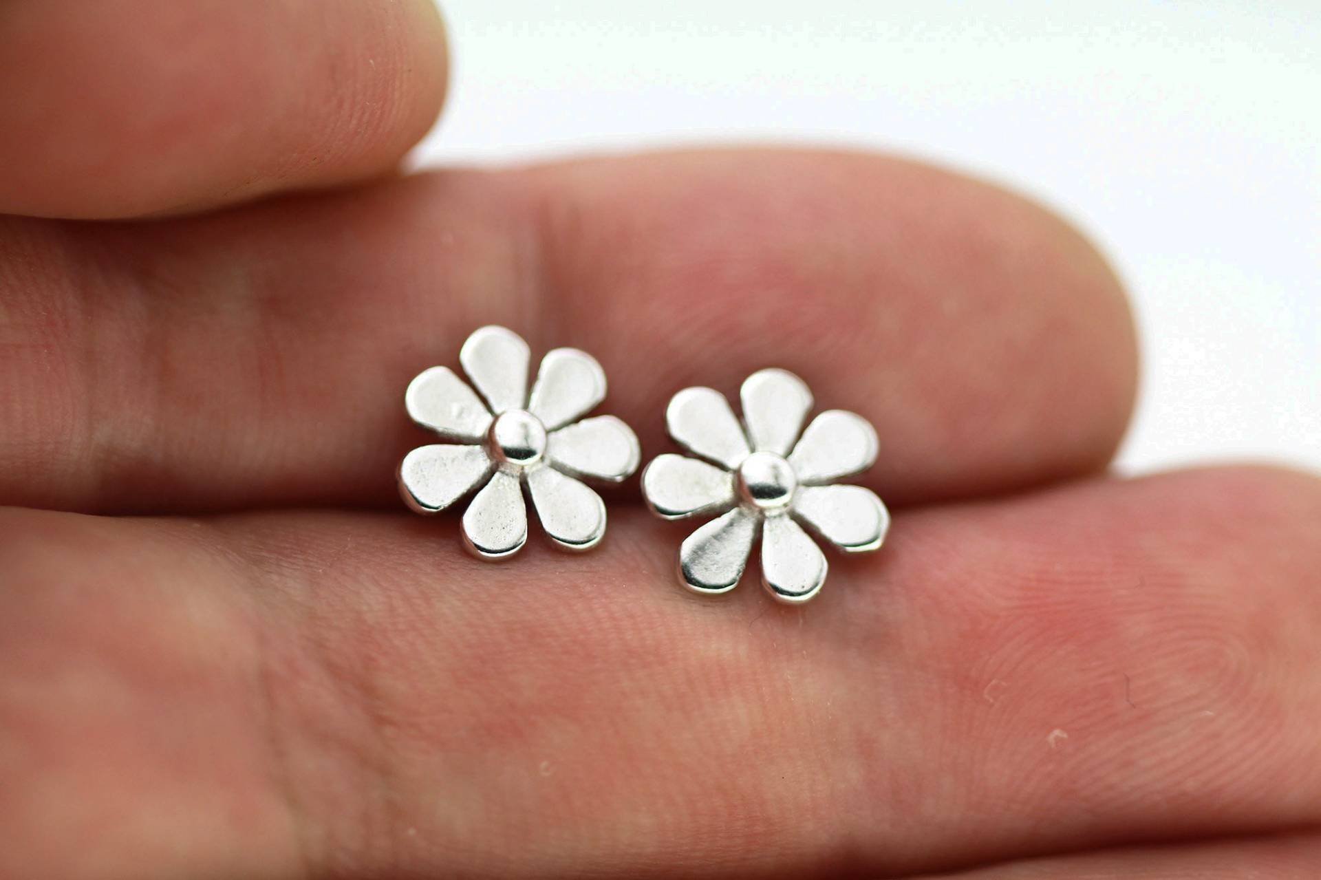 Daisy Blume Ohrringe Geschenk Für Sie, Sterling Silber Zierliche Blüten Ohrstecker Frauen Mädchen Freundschaft von GifttreeShop