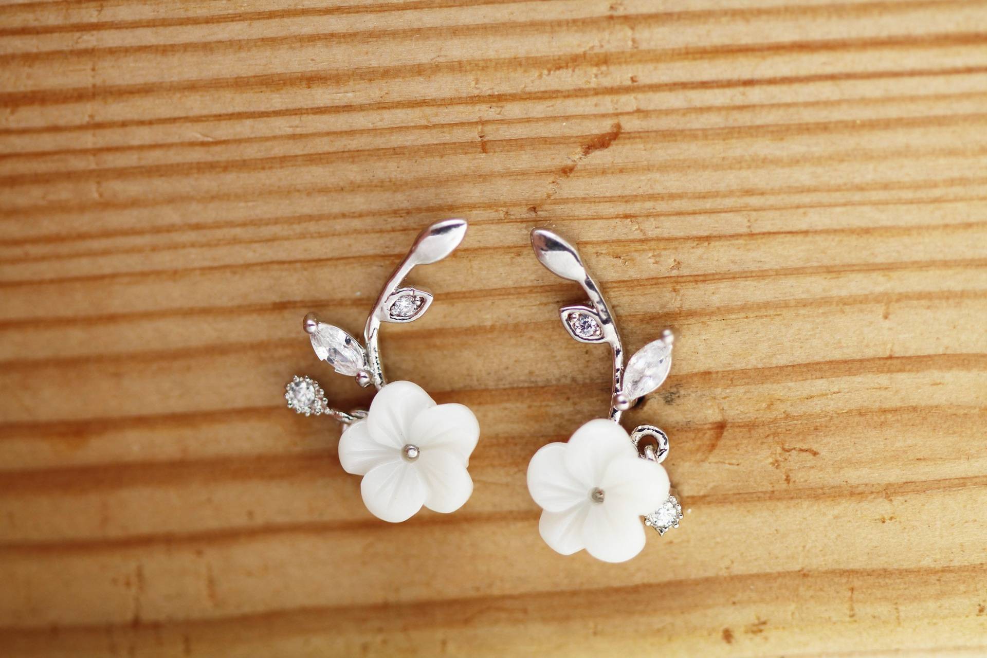 sterling Silber Ohrringe Für Frauen, Perlmutt Ohrringe, Bergsteiger Zierliche Blüten Zirkonia Blume Ear Jackets von GifttreeShop