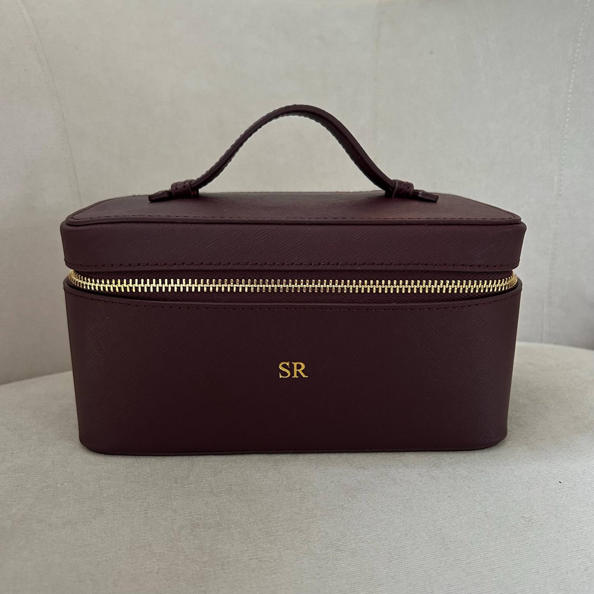 Leder Hot Stamp Monogramm Personalisierte Kosmetiktasche | Kosmetikkasten Minimalistisch Gold Personalisiert Geschenkideen Weinrot Schwarz Rosa Leder Hot Stamp Monogramm Personalisierte Kosmetiktasche | Kosmetikkasten Minimalistisch Gold Personalisiert Geschenkideen Weinrot Schwarz Rosa von GiftyLondonBoutique