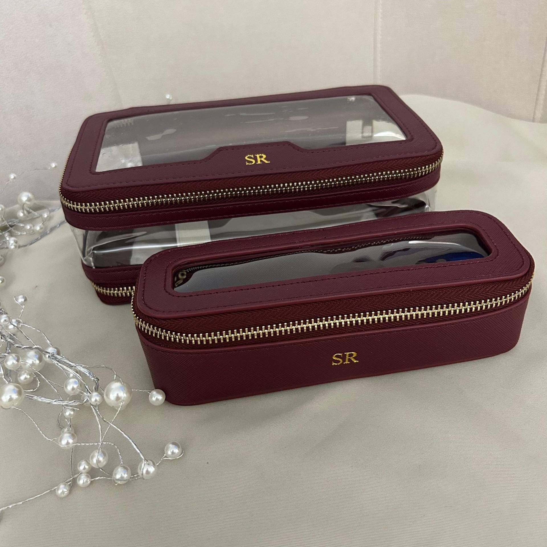 Leder Hot Stamp Monogramm Personalisierte Kosmetiktasche | Kosmetikkasten Minimalistisch Gold Personalisiert Geschenkideen Weinrot Schwarz Rosa Leder Hot Stamp Monogramm Personalisierte Kosmetiktasche | Kosmetikkasten Minimalistisch Gold Personalisiert Geschenkideen Weinrot Schwarz Rosa von GiftyLondonBoutique