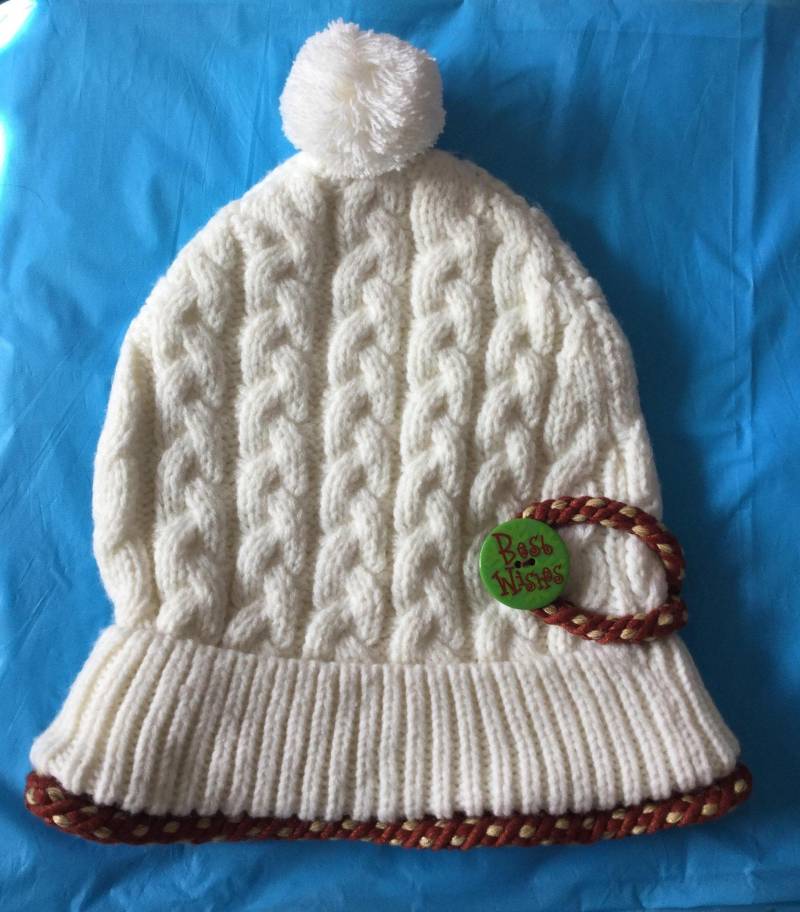Gestrickte Weiße Beanie Mit Knopf Und Pompom von GiftycraftyArt