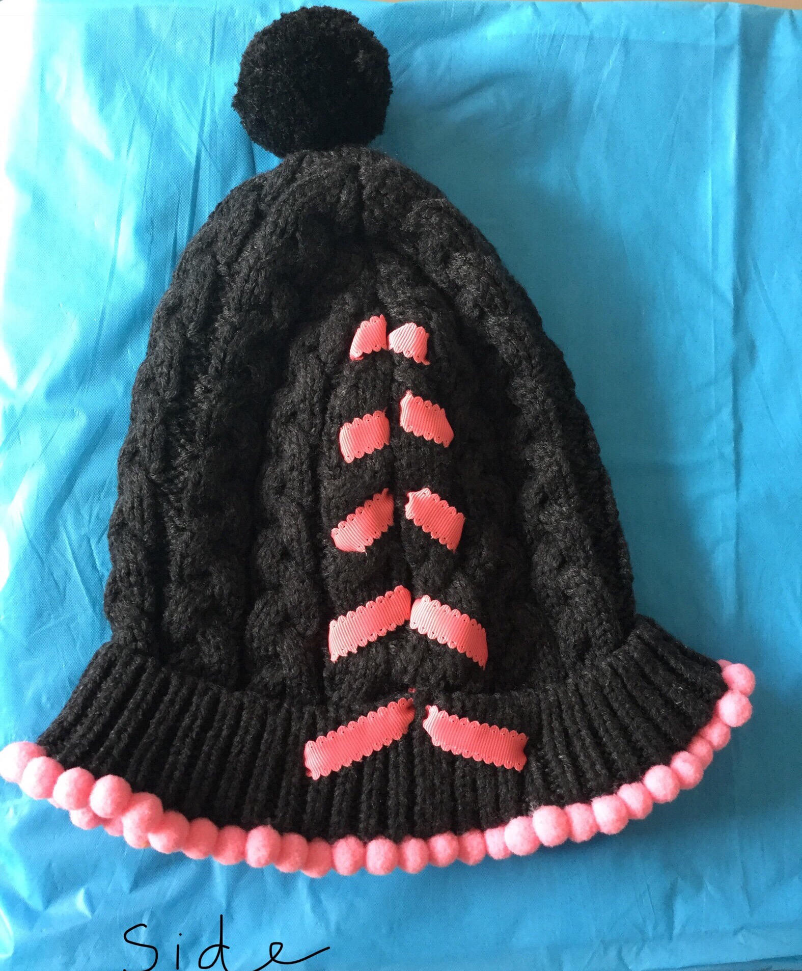 Schwarze Bommelmütze Gestrickt Schleifenverzierte Wintermütze von GiftycraftyArt
